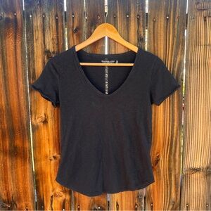 Abercrombie & Fitch black soft basic v-neck short sleeve tshirt, size XS
